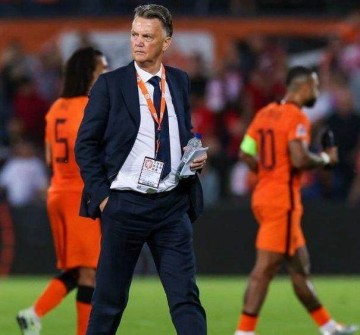 乐鱼vip-范加尔：补时点球不存在 争议前锋通过了考试