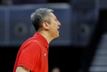 乐鱼官网-中国男篮更衣室曝光！逆转功臣透露内情，3人哭了，包括篮协主席